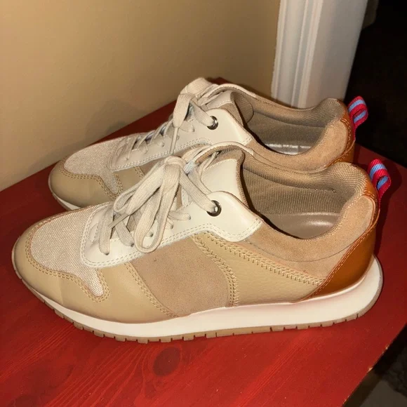 J McLaughlin Stylish Beige and Cream Women’s Sneakers Sz 8 Gently used - Picture 6 of 12